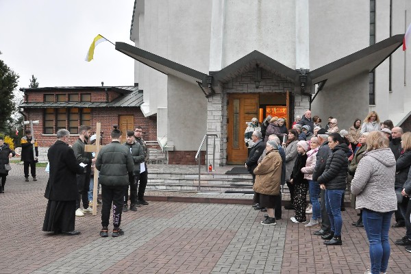 Nabożeństwo drogi krzyżowej ulicami parafii.