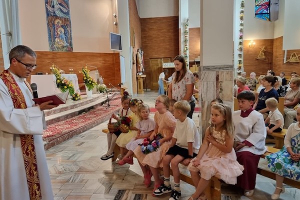 Błogosławieństwo dzieci w uroczystość Najświętszego Serca Pana Jezusa